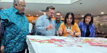 AMIR Hamzah Azizan (dua dari kiri) mencanting batik sambil disaksikan Pengerusi SC, Datuk Mohammad Faiz Azmi (kiri) pada Festival Batik Lestari yang diadakan sempena Persidangan Antarabangsa ACMF 2025, di SC, semalam.