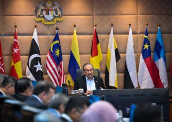 ANWAR Ibrahim mempengerusikan mesyuarat Majlis Tanah Negara di Putrajaya hari ini. PEJABAT PERDANA MENTERI