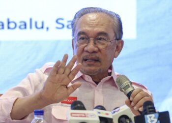 ANWAR Ibrahim menyampaikan ucapan pada Program Sarapan Pagi dan Sembang Santai Pengamal Media Sabah Bersama Perdana Menteri di Kota Kinabalu, Sabah, semalam. - UTUSAN/AMIR KHALID