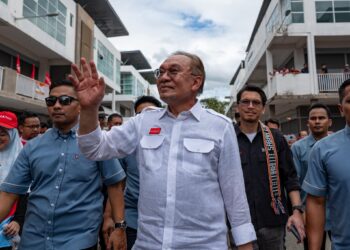 ANWAR Ibrahim ketika hadir sempena Program Temu Rapat PMX Sayang Sabah, di sini hari ini. - FB ANWAR Ibrahim semasa program Temu Rapat PMX Sayang Sabah di Kota Marudu, Sabah, di sini hari ini. - FB ANWAR