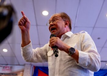 ANWAR Ibrahim semasa sesi dewan terbuka bersama rakyat di Inanam, Sabah. - FB ANWAR