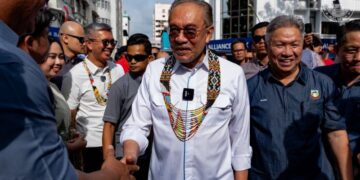 ANWAR Ibrahim ketika hadir pada Program Rancakkan Madani Sabah di Pusat Konvensyen Antarabangsa Sabah (SICC), semalam. - PEJABAT PERDANA MENTERI