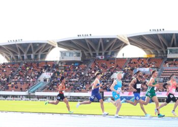Azlan Kuste (kiri) ketika beraksi dalam acara pusingan pertama 1,500 meter (m) yang berlangsung di Stadium Olahraga Taman Olimpik Komazawa, Tokyo, Jepun, hari ini. - IHSAN MSDEAF