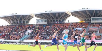 Azlan Kuste (kiri) ketika beraksi dalam acara pusingan pertama 1,500 meter (m) yang berlangsung di Stadium Olahraga Taman Olimpik Komazawa, Tokyo, Jepun, hari ini. - IHSAN MSDEAF