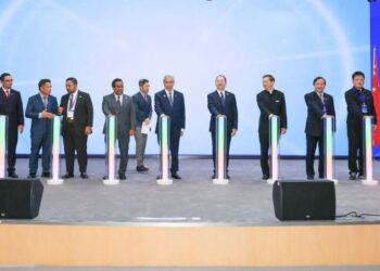 AHMAD Zahid Hamidi (tengah) ketika merasmikan Forum Kerjasama Pendidikan TVET dan Industri Antarabangsa Malaysia-China Ke-2 serta Pameran Pendidikan Vokasional Malaysia-China Ke-4 di Institut Teknikal Elektronik dan Maklumat Shanghai, China, semalam.