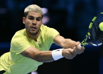 Pemain tenis Sepanyol, Carlos Alcaraz membalas bola pukulan lawannya Taylor Fritz dalam aksi ATP Finals di Turin, semalam. - AFP