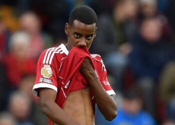 Alexander Isak turut menjadi sasaran Arne Slot berhubung prestasi semasa Liverpool musim ini. - AFP