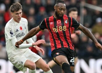 Antoine Semenyo (kanan) memainkan peranan penting kemenangan Bournemouth dalam kempen LIga Perdana Inggeris musim ini. - AFP