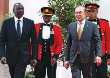 ANWAR Ibrahim tiba bagi menghadiri majlis makan malam rasmi yang dihoskan oleh Presiden Republik Kenya, Dr. William Samoei Ruto semasa lawatan rasmi ke Republik Kenya, semalam. - AFIQ HAMBALI/Pejabat Perdana Menteri