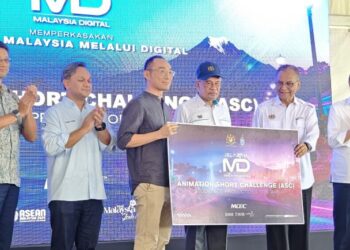 ANWAR Ibrahim (tiga dari kanan) menyampaikan geran kepada salah seorang penerima sempena Jelajah Malaysia Digital (JMD) Sabah 2025 di pekarangan Pasar Taman Semarak, Tawau, semalam. - UTUSAN/BESSE AISYAH