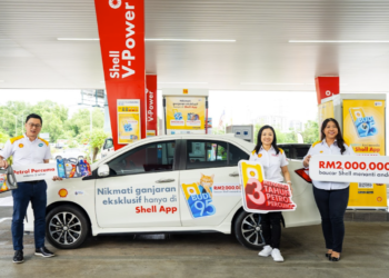 SEOW Lee Ming (tengah) pada majlis pelancaran pengintegrasian BUDI95 ke dalam Shell App di stesen Shell Batu 3, Shah Alam semalam, yang turut menawarkan ganjaran sehingga RM2 juta.