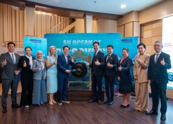 SIMON Foong (lima dari kiri) semasa gimik paluan gong sempena Majlis Penyenaraian Aquawalk di Pasaran ACE Bursa Malaysia Securities Berhad.