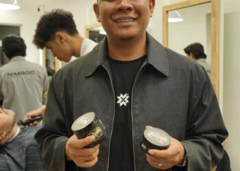 ARDY Dimas bersama produk keluarannya, Mr Brown hair pomade dan clay.