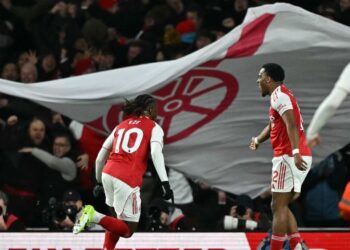 Pemain tengan Arsenal, Eberechi Eze (kiri) meraikan jaringan gol menentang Tottenham Hotspur dalam saingan Liga Perdana Inggeris di Stadium Emirates, London, semalam. - AFP