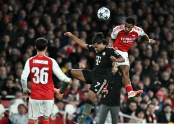 Pemain pertahanan Arsenal, Jurrien Timber (kanan) menanduk bola ke gawang Bayern Munich dalam saingan Liga Juara-Juara di Stadium Emirates, London, semalam. - AFP