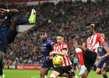Pemain Sunderland, Simon Adingra (kanan) cuba mengeluarkan bola dari kawasan bahaya selepas diasak pemain tengah Arsenal, Bukayo Saka (kiri) dalam aksi Liga Perdana Inggeris di Stadium of Light, semalam. - AFP