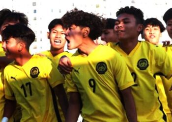 Pemain skuad kebangsaan bawah 16 tahun meraikan kemenangan menewaskan Singapura dalam saingan Kelayakan Piala Asia Bawah 17 2026 di Vientianne, Vietnam, kelmarin. - IHSAN FAM