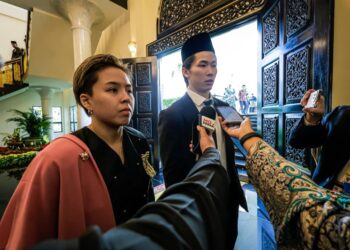 CHEN Tang Jie (kanan) dan Toh Ee Wei ditemui pemberita selepas Istiadat Penganugerahan Darjah Kebesaran dan Pingat-pingat Negeri Perak di Istana Iskandariah, Bukit Chandan, Kuala Kangsar hari ini.