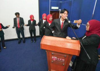 Ahli Kelab Pengacaraan Universiti Putra Malaysia (UPM) membuat persediaan untuk Majlis Konvokesyen Ke-49.