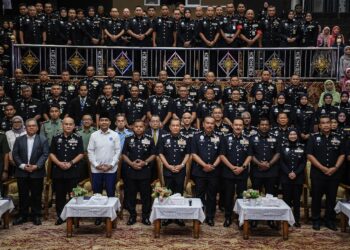 MOHD. Khalid Ismail (tengah) bergambar semasa Majlis Pengiktirafan Tolak Rasuah dan Sambutan Bulan Integriti Peringkat PDRM 2025 di Maktab PDRM di sini, hari ini.