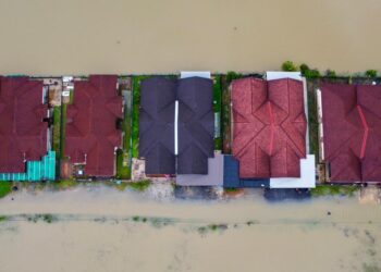 KEADAAN banjir di beberapa kawasan penempatan penduduk y di Kampung Tok Dir, Marang, Terengganu. - UTUSAN/PUQTRA HAIRRY