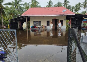 KEADAAN rumah penduduk yang dilanda banjir ketika tinjauan di Kampung Simpang Tiga,  Rungkup di Bagan Datuk hari ini. - UTUSAN/AIN SAFRE BIDIN