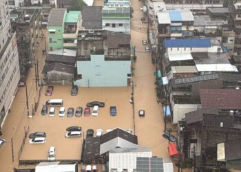 HUJAN lebat berterusan sejak semalam menyebabkan peningkatan air mendadak di beberapa kawasan sekitar Hatyai, Thailand sehingga mengakibatkan beberpa buah kereta ditenggelami air.
