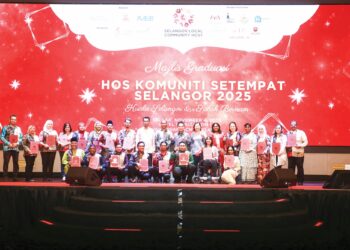 NG Suee Lim bergambar dengan Hos Komuniti Setempat Selangor yang menerima sijil pada majlis graduasi di Klang, Selangor. – UTUSAN/AFIQ RAZALI