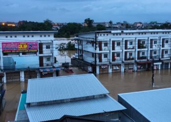 BANJIR melanda Hat Yai. Thailand yang menyaksikan masih ramai pelancong Malaysia terperangkap.