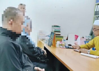 MOHAMAD Kari Osman (kanan) menemu bual pasangan Malaysia yang hendak bernikah di Betong, Thailand. – UTUSAN/WAT KAMAL ABAS