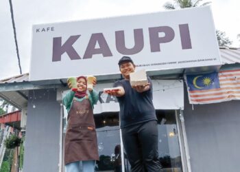 NIK Muhammad An-Nazhan Nik Zailan dan Aleeya Haqima Zainal Abiddin menunjukkan minuman kopi dengan jenama KauPI yang mereka usahakan di kafe mereka di Kampar, Perak