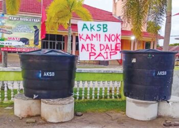 ANTARA kain rentang yang digantung di Kampung Pak Keral, Tumpat, Kelantan. – IHSAN AMRI IST