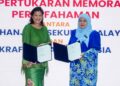 AZALINA Adham (kiri) dan `Ainu Sham Ramli bergambar selepas bertukar memorandum persefahaman (MoU) pada Majlis Pelancaran Festival Batik Lestari 2025 & Panduan Penzahiran Kemampanan Batik (SBDG) di Suruhanjaya Sekuriti Malaysia Bukit Kiara, semalam. – UTUSAN/ISKANDAR ISHAK