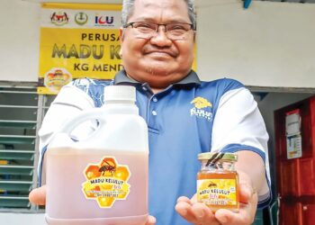 MOHD. Suhaili Abu Kassim menunjukkan produk madu kelulut Kampung Menderang, Sungkai, Tanjung Malim yang turut dibeli pelancong antarabangsa dari Jepun dan Australia.