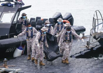 ANGGOTA Maritim Malaysia mengangkat mayat disyaki PATI yang ditemukan lemas di perairan Langkawi ke Jeti Maritim Malaysia, Bukit Malut di Langkawi, Kedah semalam. – UTUSAN/SHAHIR NOORDIN
