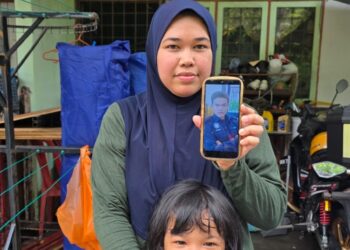 NUR Ardini Rryna  menunjukkan gambar Koperal Nurit Pandak yang maut dalam kemalangan trak FRU dan sebuah lori di Teluk Intan pada Mei lalu. 
– UTUSAN/AIN SAFRE BIDIN
