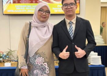 ZANARIAH Salleh bersama anaknya, Muhammad Akif Umar Amir Mahamud, calon SPM SMK Kiaramas yang menghidap mild autism.