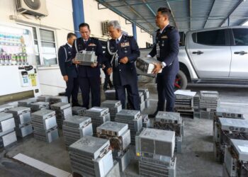 BAKRI Zainal Abidin (dua dari kanan) melihat mesin perlombongan bitcoin yang dirampas dalam sidang akhbar di IPK Hilir Perak di Teluk Intan. - UTUSAN/MUHAMAD NAZREEN SYAH MUSTHAFA