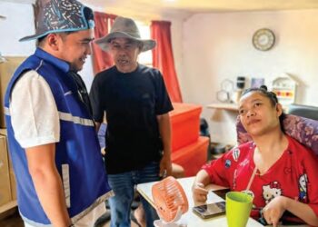 ARFANSHAH Abdul Ghafar (kiri) mengunjungi salah seorang penduduk yang uzur di DUN Darau.