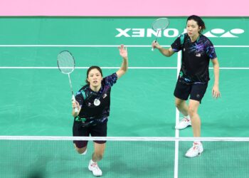 Boon Wei Ying-Foo Zu Tung ketika beraksi aksi suku akhir beregu wanita Deaflympics 2025 di Keio Arena Tokyo, Jepun, hari ini. - IHSAN MSDEAF