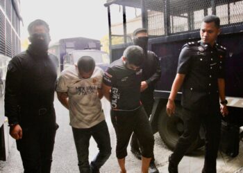 ANGGOTA polis membawa Mohammad Faisal Mohamed Raffei (tiga dari kanan) dan Muhammad Farif Izuan Ghazali untuk didakwa atas pertuduhan merompak mengunakan parang di Mahkamah Sesyen Kota Bharu, Kelantan.