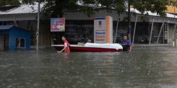 PENDUDUK  di Taman Bendahara, Pengkalan Chepa, Kota Bharu, Kelantan mengharung air banjir semalam  susulan hujan lebat berterusan.-UTUSAN/KAMARUL BISMI KAMARUZAMAN.