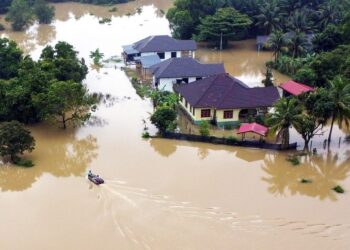 KEADAAN banjir di Kampung Surau Haji Yaakob, Marang, Terengganu, kelmarin. - UTUSAN/PUQTRA HAIRRY