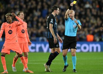 PEMAIN Barcelona, Lamine Yamal (kanan) dilayangkan kad kuning oleh pengadil perlawanan, Anthony Taylor dalam aksi Liga Juara-Juara menentang Club Brugge di Stadium Jan Breydel, Bruges.-AFP