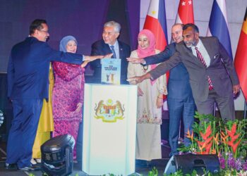 Ahmad Zahid Hamidi pada majlis Forum ICT Perlindungan Kanak-Kanak Da­lam Talian ASEAN 2025 dan Peluncuran Pelan Tindakan Dasar Kanak-Kanak Negara di Kuala Lumpur, semalam. – UTUSAN/ISKANDAR ISHAK