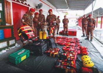 NOR Hisham Mohamad memeriksa kelengkapan peralatan menyelamat ketika meninjau logistik operasi banjir di Balai Bomba dan Penyelamat (BBP) Pelabuhan Klang, di Klang, Selangor, semalam. 
– MINGGUAN/AFIQ RAZALI