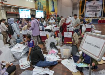 PETUGAS SPR memeriksa barangan undi di Pusat Penjumlahan Undi Pilihan Raya Negeri Sabah ke-17 bagi kawasan Sulaman,  Pantai Dalit, Tamparuli dan Kiulu di Dewan Seri Sulaman, Tuaran semalam. -UTUSAN/ AMIR KHALID PEMBERITA - TEAM PRN