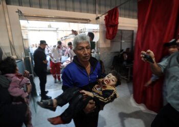 Kanak-kanak yang cedera akibat serangan tentera Zionis dibawa ke Hospital Al-Awda di kem pelarian Nuseirat, Gaza. – AFP