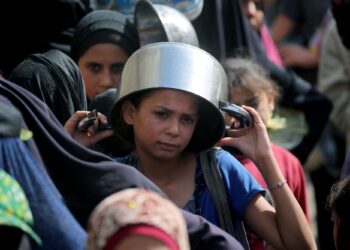 Kanak-kanak Palestin membawa bekas menunggu makanan di kawasan khemah pelarian Nuseirat, Gaza, semalam. -AFP