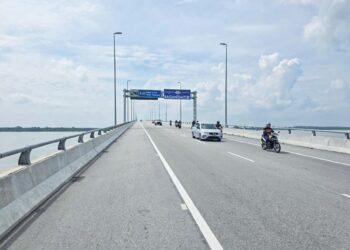 JAMBATAN Sultan Nazrin Shah yang menghubungkan daerah Bagan Datuk dengan Perak Tengah. – UTUSAN/AIN SAFRE BIDIN